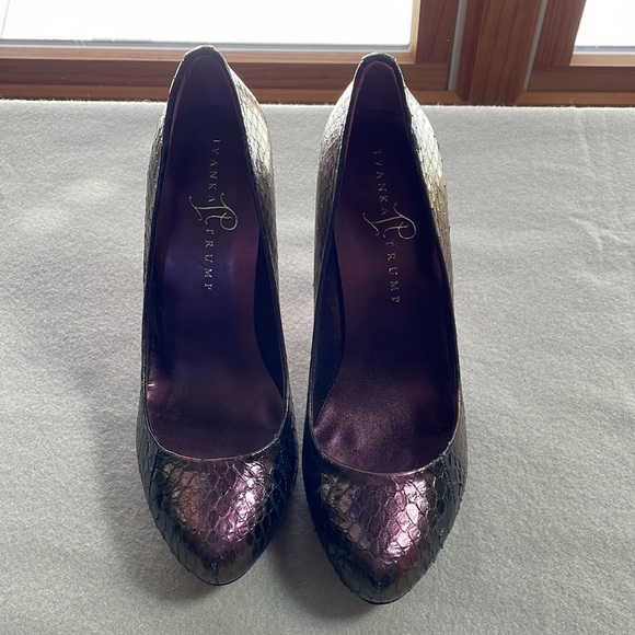 Ivanka Trump purple snake pumps - Picture 2 of 7